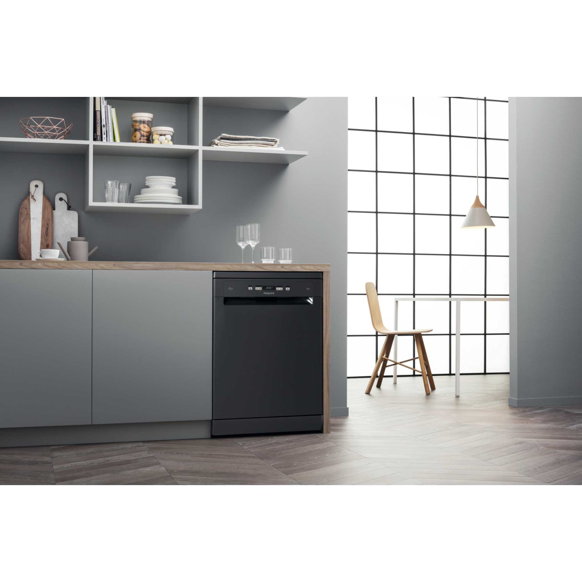 Hotpoint HFC3C26WCBUK Freestanding Dishwasher with 14 Place Settings in Black - Image 2